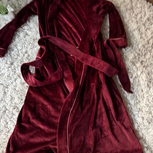 Luxurious Plush Velvet  Gilligan and O’Malley comfortable cozy extra soft Long R - Picture 2 of 7